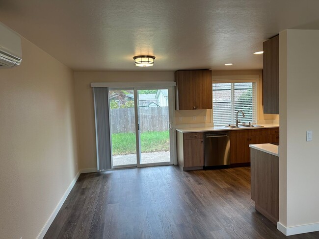 Building Photo - Beautifully updated 3 bedroom 1.5 bath dup...