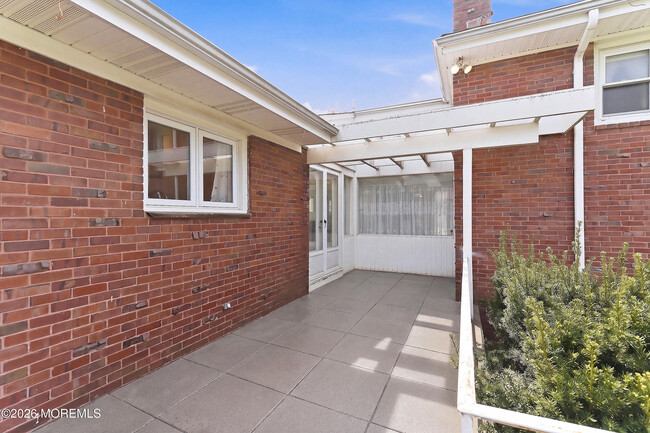 Building Photo - 33 Beryl St