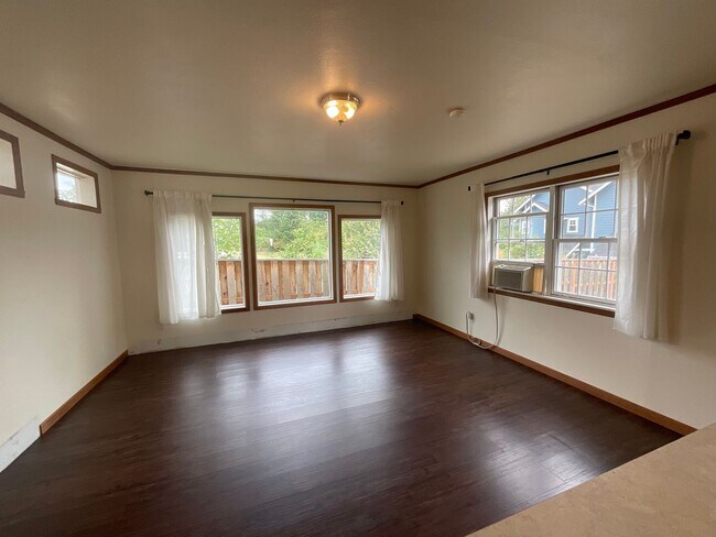 Building Photo - 3 Bed, 2 Bath Home with 2- Car Garage/Shop...