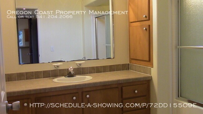 Building Photo - Gorgeous View 3 Bedroom House