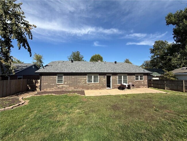 Building Photo - 2714 W Fir St