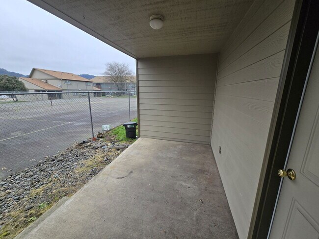 Building Photo - 110 NE Atkinson Ct