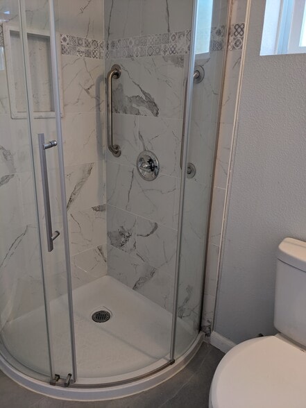 Building Photo - 768 Easton Ave