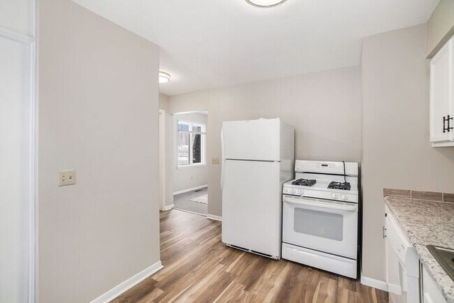 Building Photo - Unique Upper Floor Two Bedroom Flat $1099