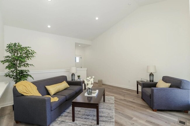 Building Photo - 5314-5316 Pinecrest