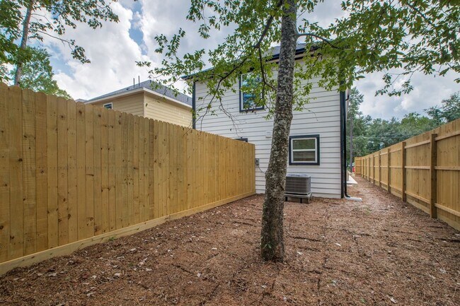 Building Photo - 5705 Breland St