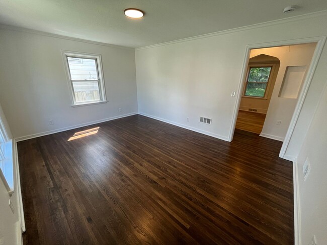 Building Photo - Renovated 2BR Benson