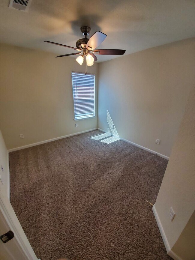Building Photo - 3/2 Home with Open Floor Plan in Bryan