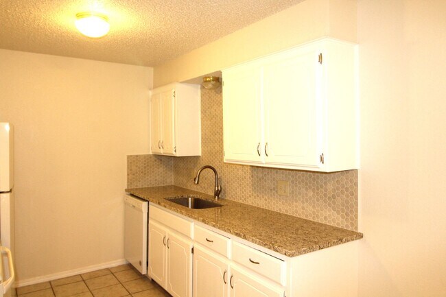 Building Photo - 1712 Jennifer Cir