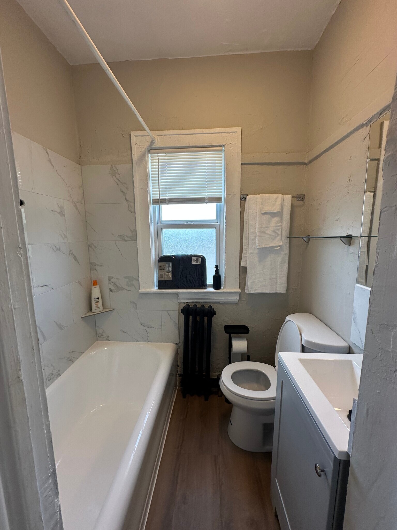 Building Photo - 1847 E 87th St