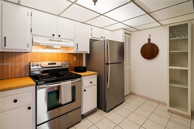 Building Photo - 2625 Collins Ave