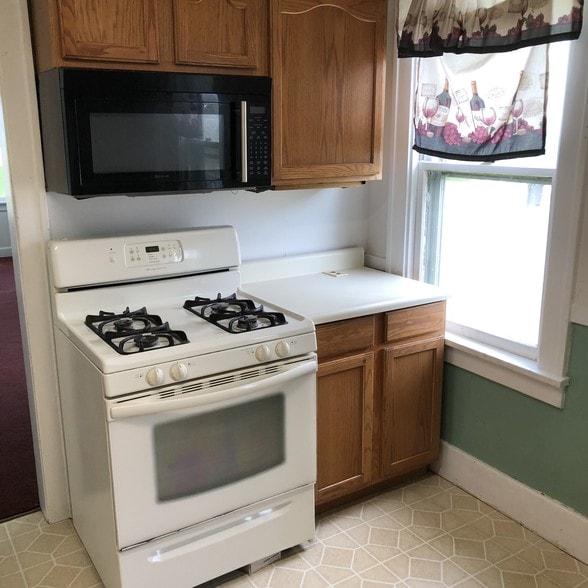 Building Photo - 144 Seeley St