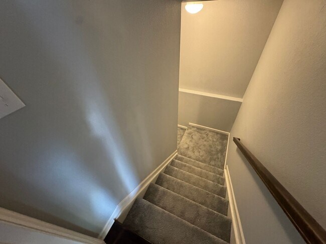 Building Photo - Beautiful spacious home in a lovely quiet ...