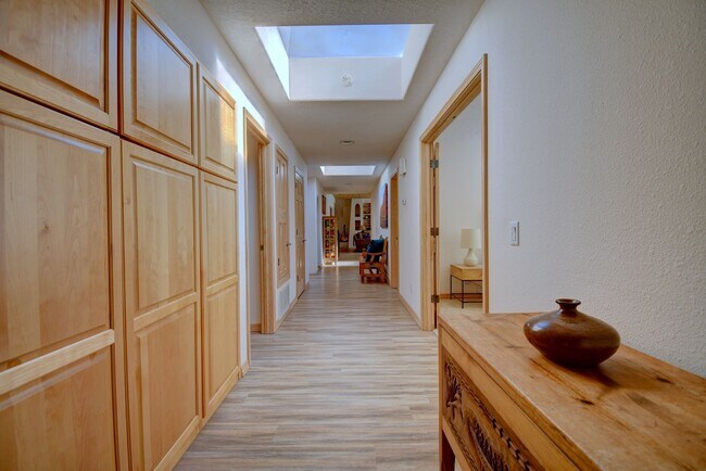 Building Photo - Executive 4 bedroom NE Heights home