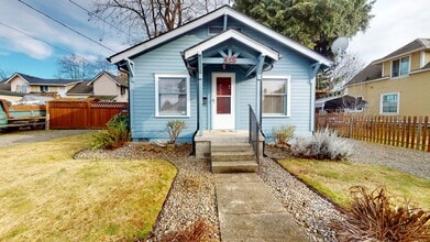 Building Photo - Charming Two Bedroom In the Heart of Downtown Kent !