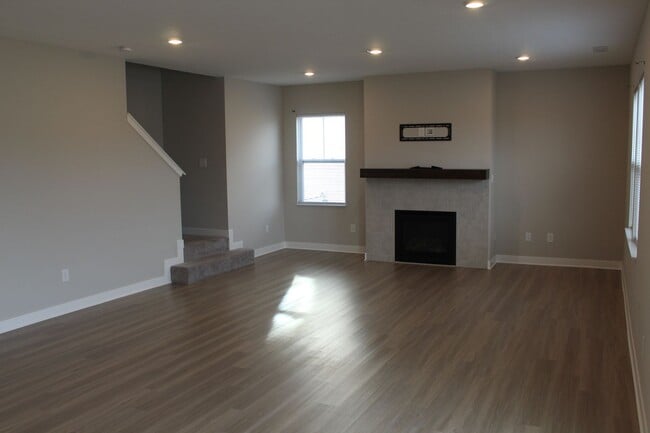 Building Photo - Spacious 5 BR Home in Avon Schools!