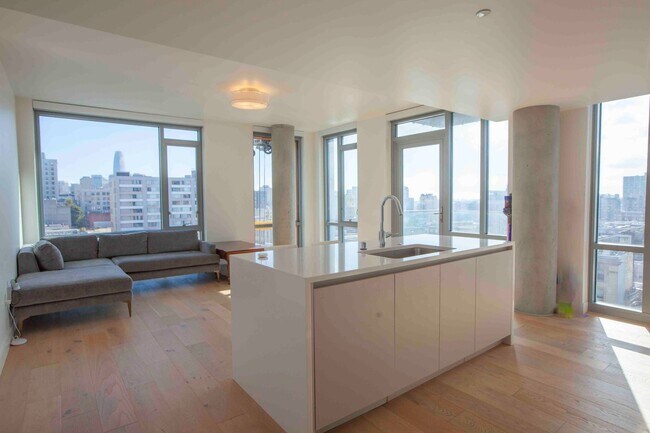 Building Photo - 2BD/2BA Modern Condo w/ Abundant Natural L...