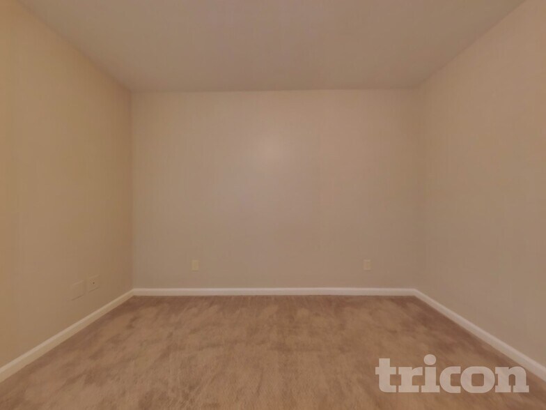 Building Photo - 1017 Chatsworth Ln