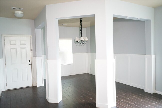 Building Photo - 10710 Barker View Dr