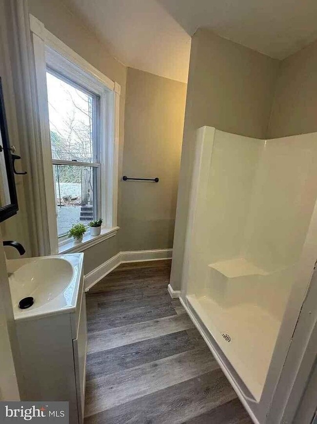 Building Photo - 517 Delamore Pl