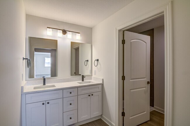 Building Photo - 3 Bedroom Town Home