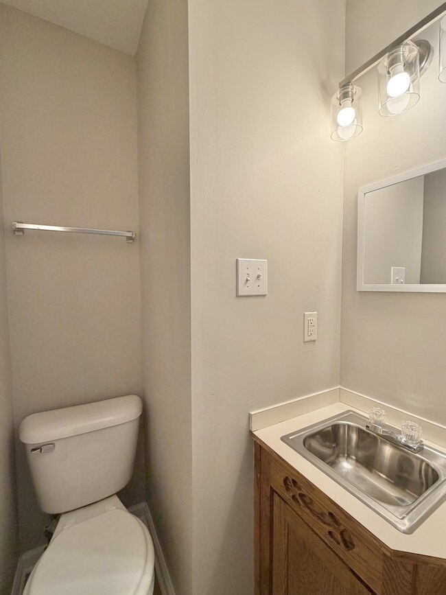 Building Photo - 305 Lake St