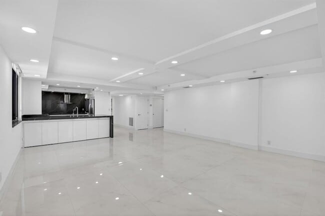 Building Photo - 3420 S Ocean Blvd