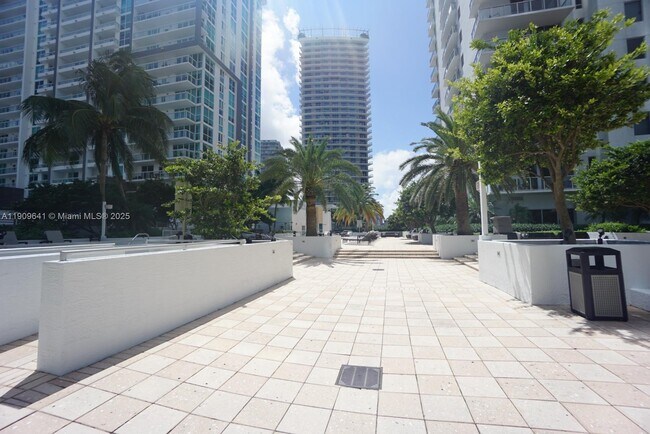 Building Photo - 1060 Brickell Ave