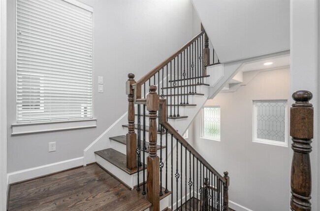 Building Photo - 312 W 28th St