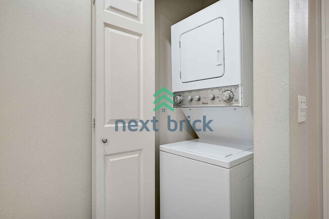 Building Photo - Charming 2-Bedroom Retreat with 2.5 Baths in Bothell's Serene Locale!