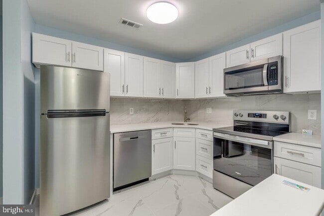 Building Photo - 1929 The Woods II