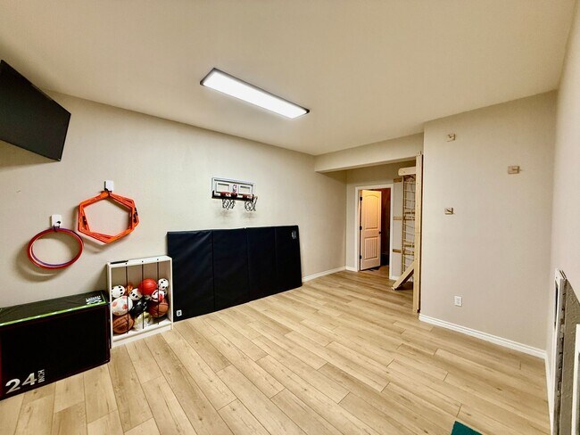 Building Photo - Spacious & Stylish 5-Bedroom Home in Wolf ...