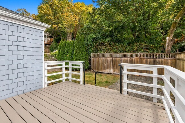 Building Photo - 5306 Beach Dr SW