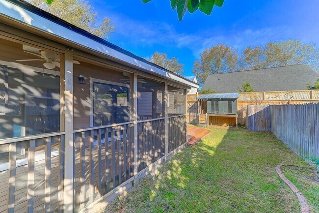Building Photo - Beautiful 3 BR/2 BA home available in the ...