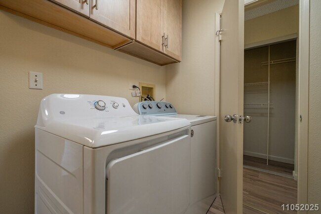 Building Photo - Available Now! 2 BD / 1 BA / 2 Parking sta...