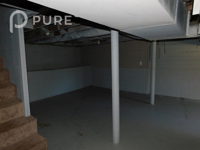 Building Photo - 909 5 Mile Rd