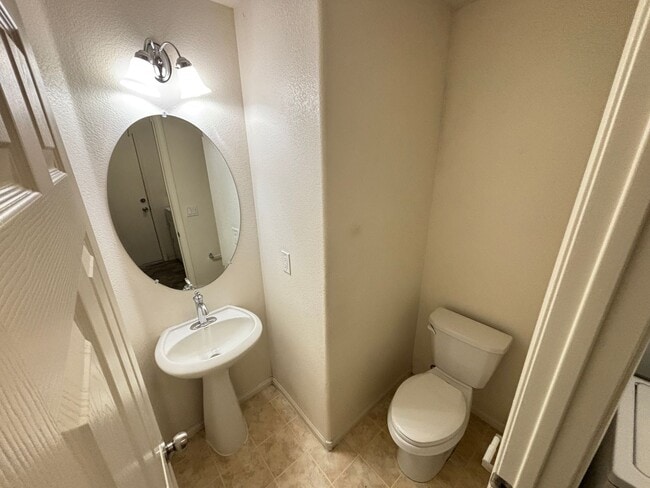 Building Photo - Beautiful 4Bed/2.5 Bath/2Car 2 Story Home nestled in this beautiful Southwest Community near Rhod...