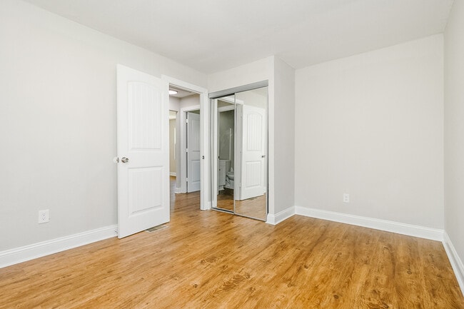 Building Photo - NEWLY RENOVATED 2 bedroom, 1 bathroom at G...
