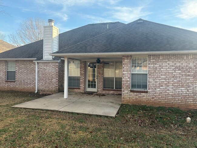 Building Photo - Beautiful 4 bedroom ranch style home in wonderful location off 101st between Memorial and Mingo