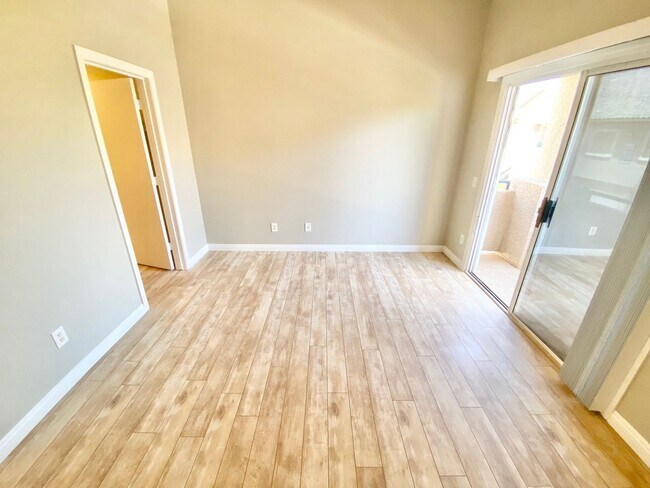 Building Photo - Spacious 2-bedroom corner unit with vaulted ceilings and open floorplan near Summerlin