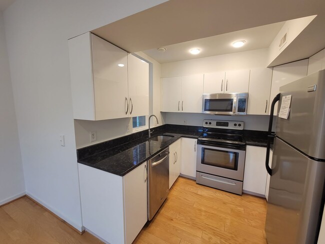 Building Photo - Spacious and Bright 2BR 2BA in DC Perfect ...