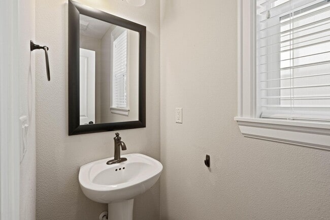 Building Photo - Spacious 4-bdrm/3-bath in North Bethany—$5...