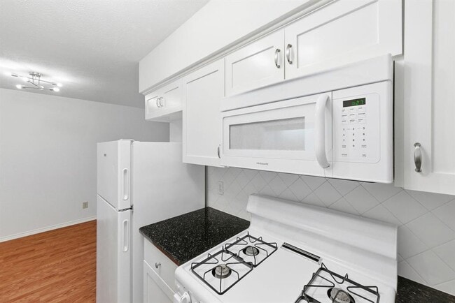 Building Photo - 505 W 7th St