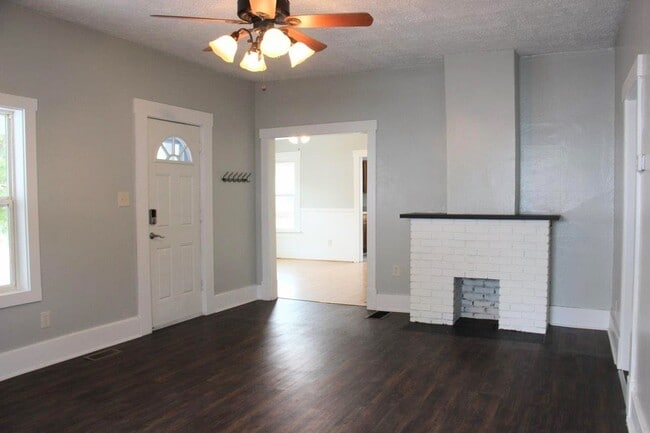Building Photo - 2 Bedroom 1 Bath Home