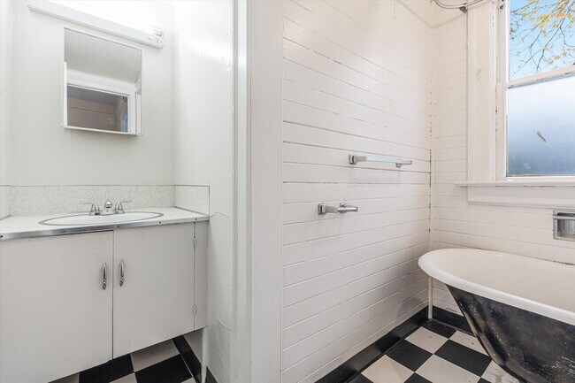 Building Photo - Cozy Studio Available Today in Goose Hollow!