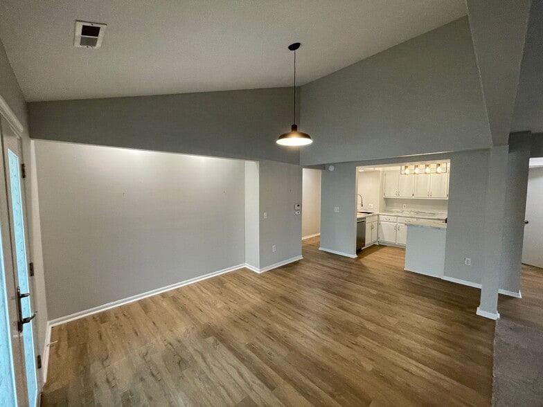 Building Photo - 10617 Wood Flower Ct