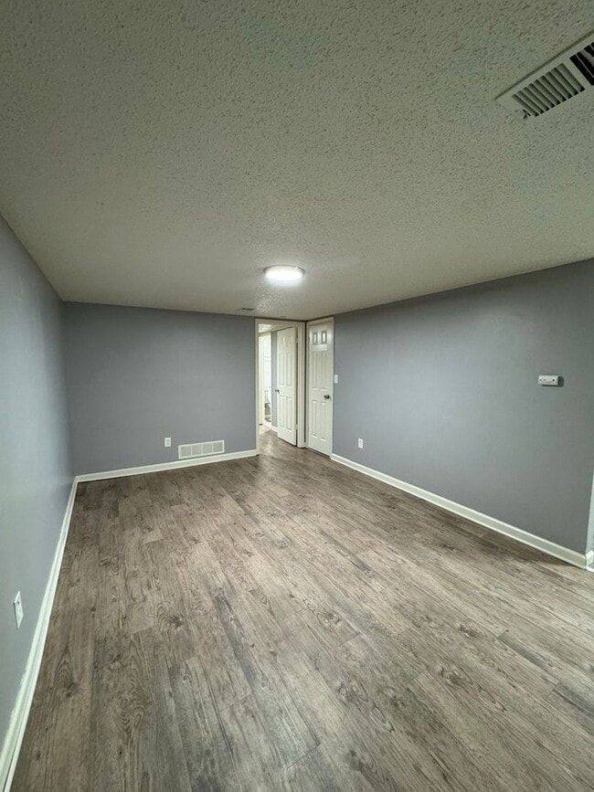Building Photo - Sweet 3 bedroom, 1.5 bathroom duplex in In...
