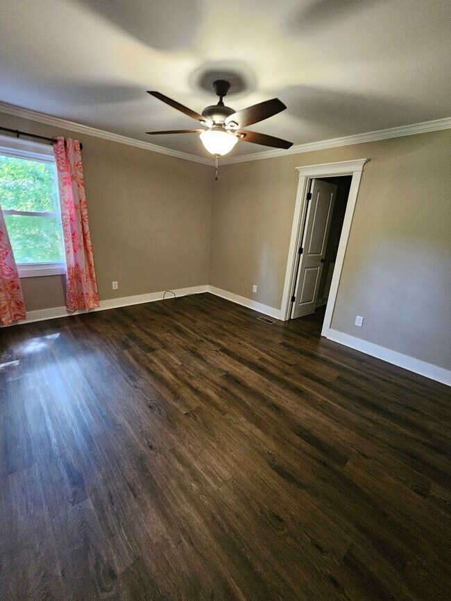 Building Photo - Well Maintained 3 Bedroom Home In The City