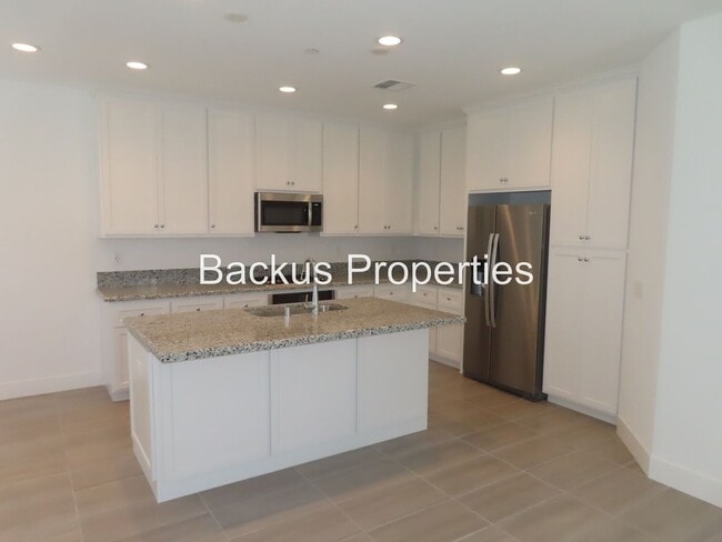 Building Photo - Newer home in Dunes Community