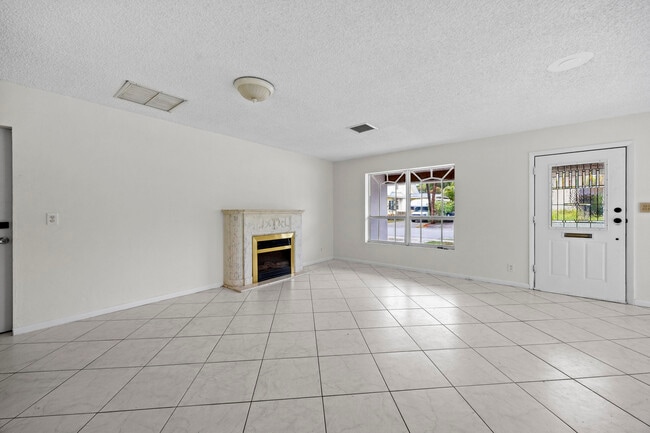 Building Photo - 1828 N Palmway